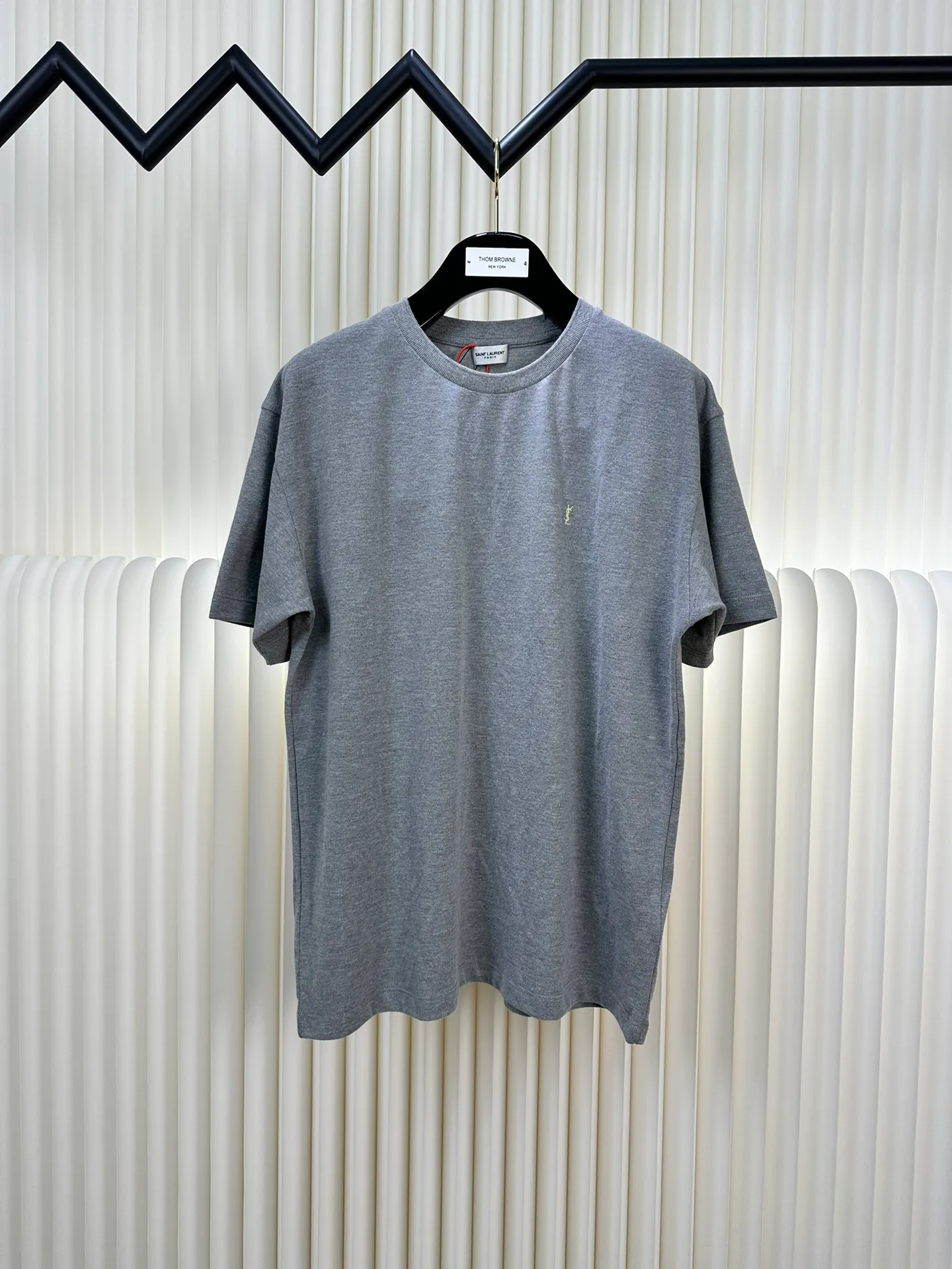 P230 SaintLaurent Yves Saint Laurent logo embroidered short sleeves (authentic version - physical counter - top luxury quality) 🆚Instant sale of all versions on the market. Customized floral gray double beads pure and elegant cotton, the iconic YSL contrasting color embroidery logo embellishes the front, with gray as the base, and the yellow YSL logo jumps up. Simple yet stylish.  Adopt imported machine embroidery technology, use advanced computer control system and precision mechanical components to realize YSL logo embroidery operation. Size: s m l xl